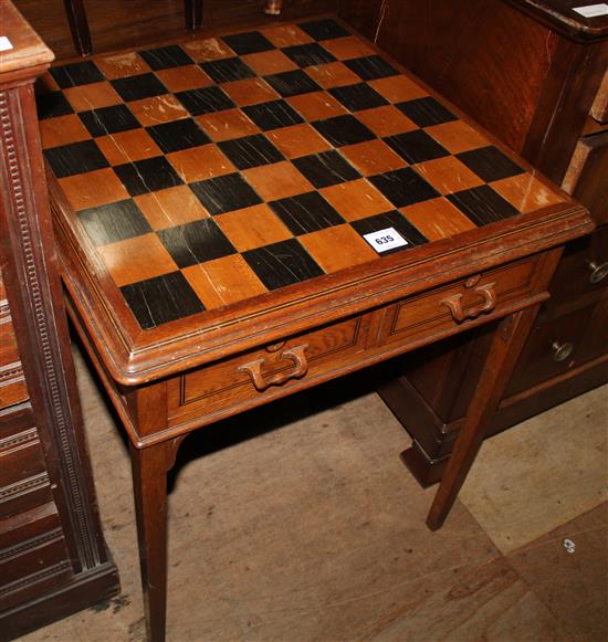 An early 20th century French inlaid oak chess table, kings 4.5in.
